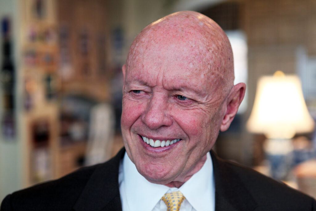 Retrato sonriente de Stephen R. Covey, autor de “Los 7 hábitos de la gente altamente efectiva”.